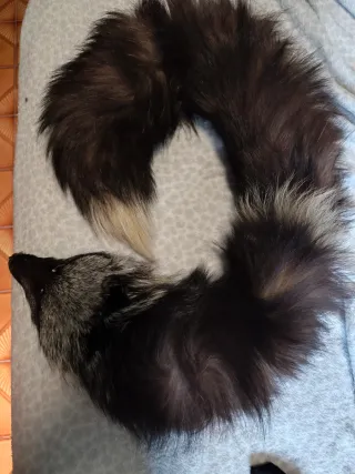 Cuello de piel negro y plateado