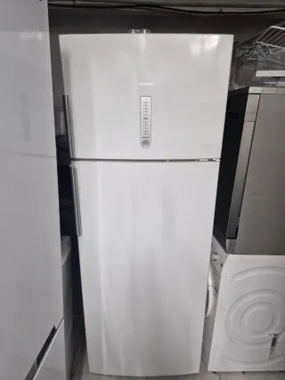 Nevera marca SIEMENS altura 1:85 cm ancho 70cm.