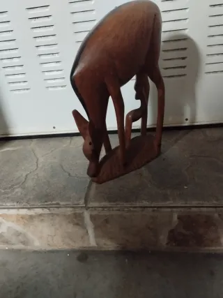 Figura de madera de ciervo. Hombre y mujer