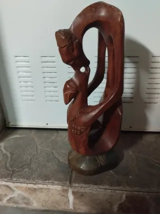 Figura de madera de ciervo. Hombre y mujer