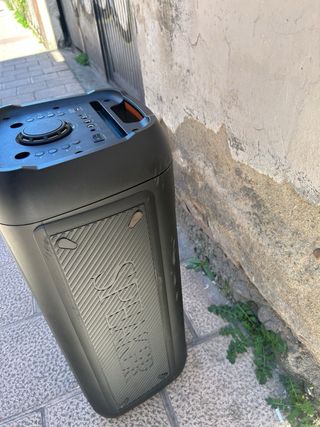 Altavoz de fiesta negro y morado