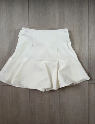 Falda blanca con lazo