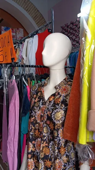 SE TRASPASA negocio de ropa en pleno funcionamient