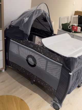 Cuna de viaje con mosquitera y cambiador