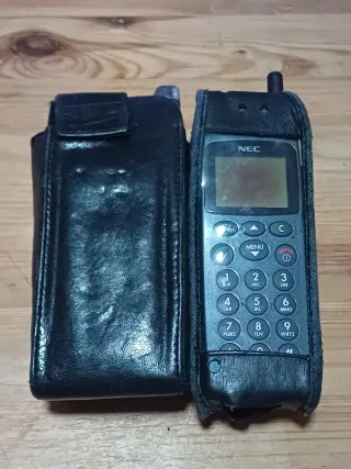 2 Telefoni Cellulari Antichi Motorola e NEC