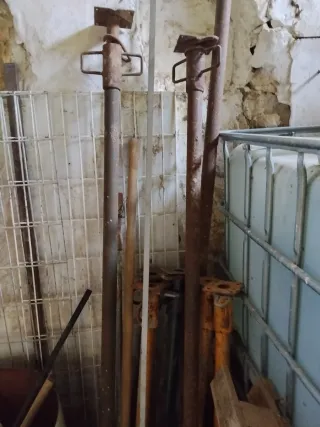 Puntales de obra metálicos