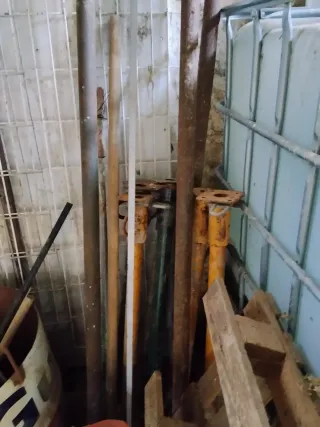 Puntales de obra metálicos