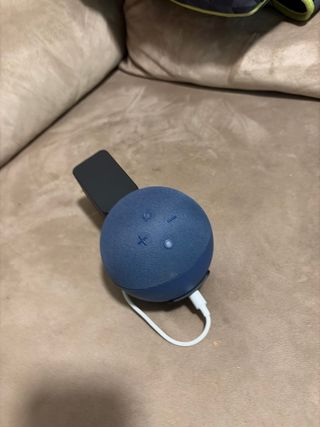 Echo Dot 5ª Gen con soporte