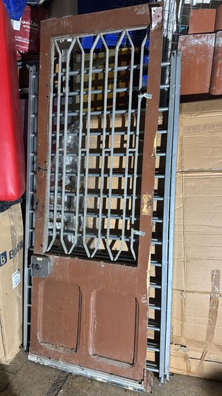 Puerta madera con reja metálica