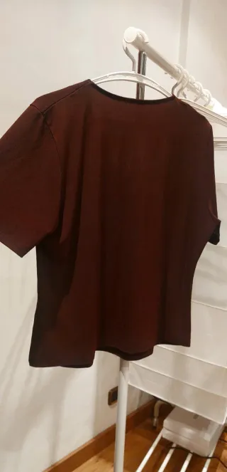Camiseta marrón con escote V y pedrería