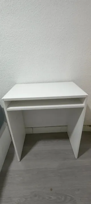 Mesa blanca para portátil
