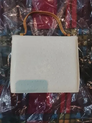 Borsa in pelle di struzzo bianca con dettagli oro
