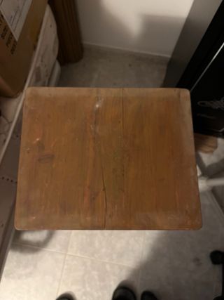 Mesita de noche antigua de madera