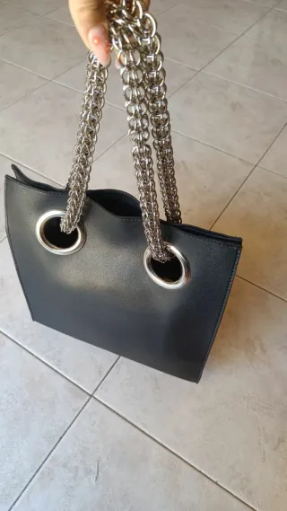 Borsa nera con manici a catena