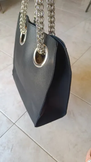 Borsa nera con manici a catena