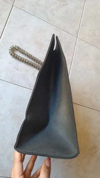 Borsa nera con manici a catena