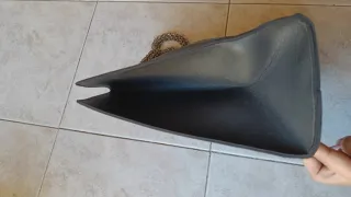 Borsa nera con manici a catena