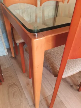 Mesa cristal y 6 sillas madera , regalo mueble .