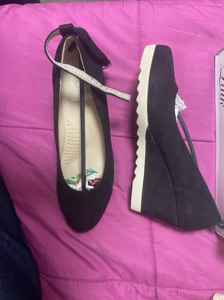 Tacones negros de cuña