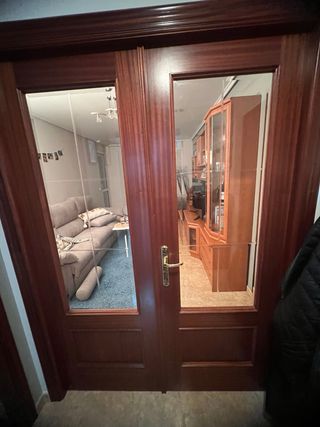 Puertas de salón de madera con cristal