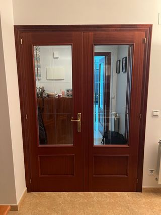 Puertas de salón de madera con cristal