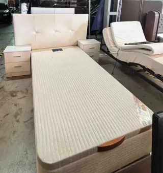 Canapé individual blanco con cabezal