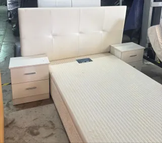 Canapé individual blanco con cabezal