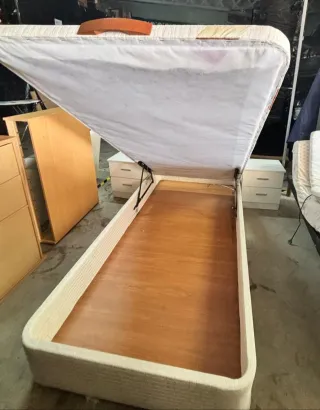 Canapé individual blanco con cabezal