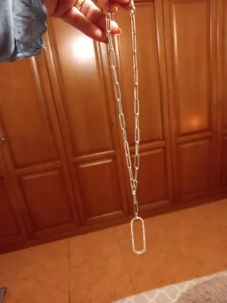 Collar largo con colgante ovalado con brillis