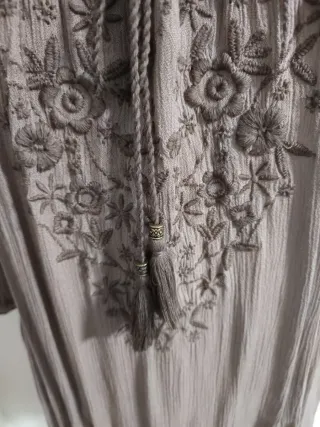 Preciosa blusa con bordado delantero