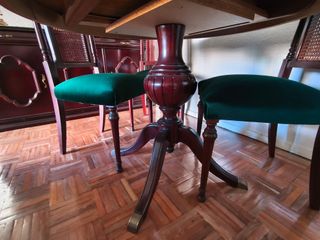 Mesa comedor madera color caoba. Como nueva