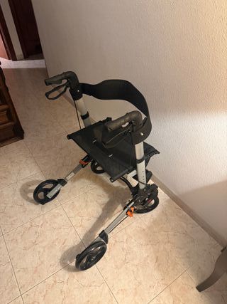 Andador 4 ruedas con asiento y frenos