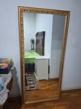 Espejo grande dorado con marco tallado