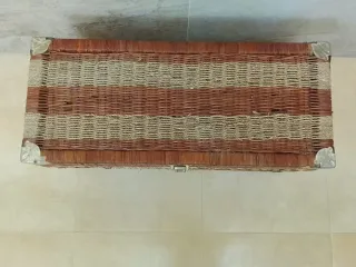 Baúl de mimbre y madera