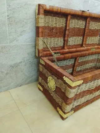 Baúl de mimbre y madera