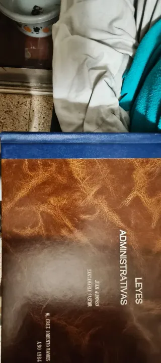 Se regalan libros de derecho y empresa.