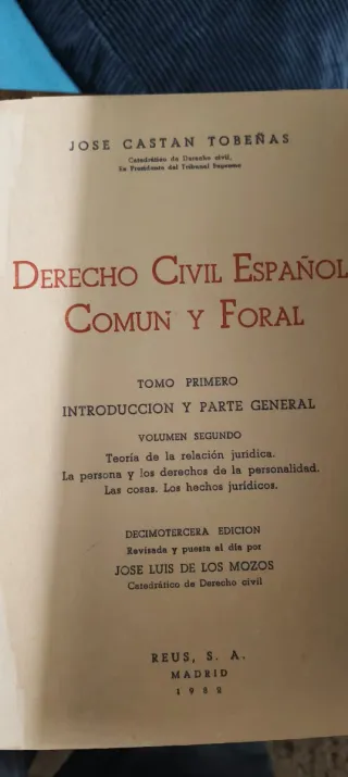 Se regalan libros de derecho y empresa.