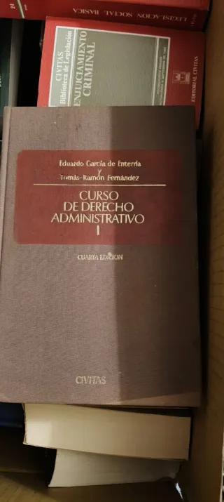 Se regalan libros de derecho y empresa.