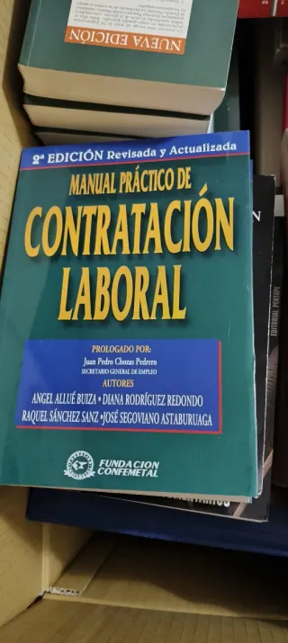Se regalan libros de derecho y empresa.