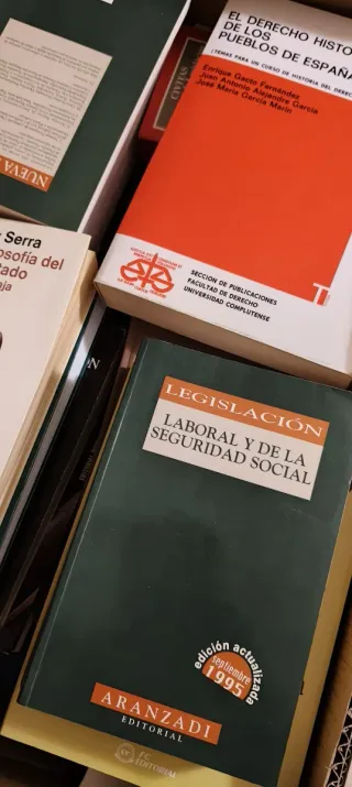 Se regalan libros de derecho y empresa.