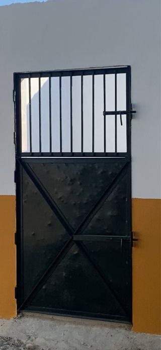 3 Puertas de box metálicas sin marcos.