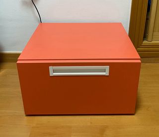 Armario juvenil gris y rojo