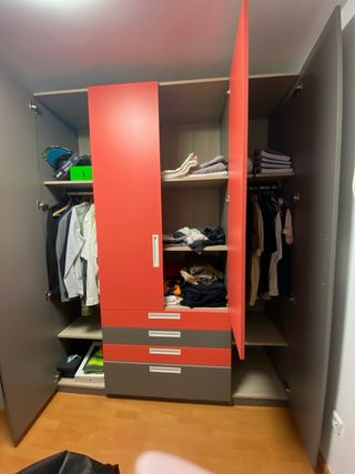 Armario juvenil gris y rojo