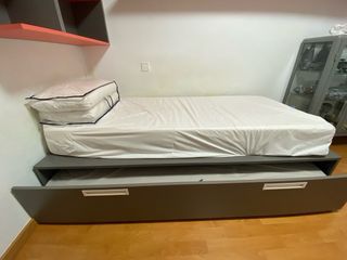 Armario juvenil gris y rojo