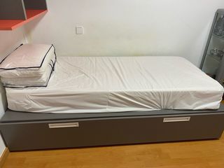 Armario juvenil gris y rojo