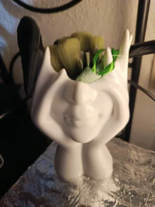 Figura decorativa cara manos