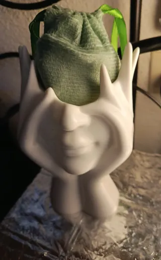 Figura decorativa cara manos