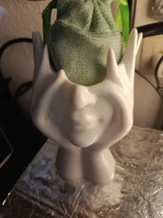 Figura decorativa cara manos