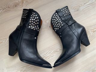 Botines Cambili Piel Tachuelas Negros