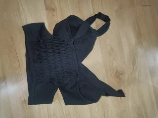 Top negro aberturas laterales